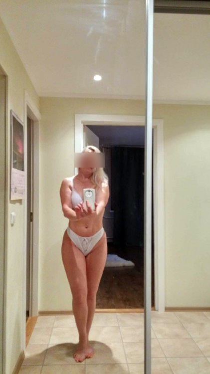Horny Nude Housewife Looking For Fun